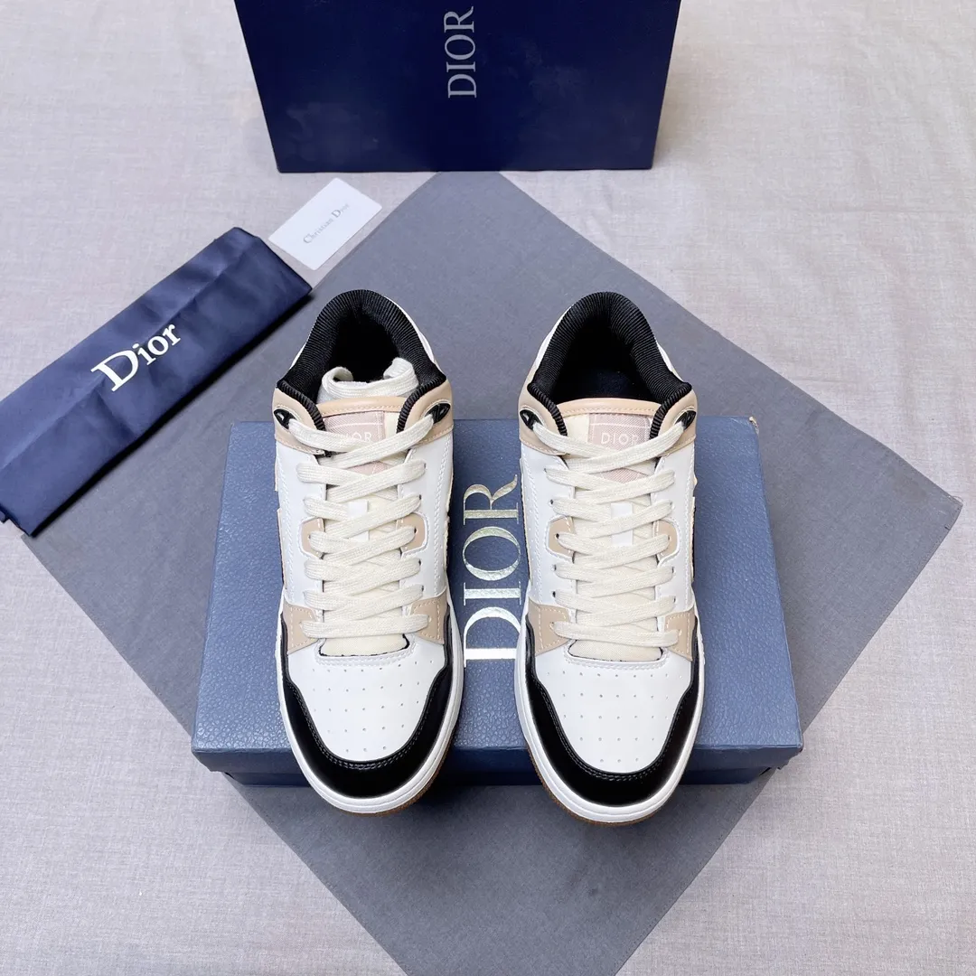 P420 Dior B57 low-top sneakers 2024 spring men's series new product launch [Celebrate][Celebrate][Celebrate], reinterpret the basketball shoe design and become Dior's classic item [strong][strong][strong], carefully crafted in black and cream white smooth cowhide, with beige suede, and the leather CD logo is displayed on the side Zhi, the tongue, sole and back side are decorated with various distinctive details to enhance the style[666][666], while the eyelet details, topstitching and rubber panels highlight the dynamic charm of its athletic style[strong][strong][strong]. It has a two-color rubber sole, which can be matched with various clothing to create a refined look. Size: 38 to 45 No. 067